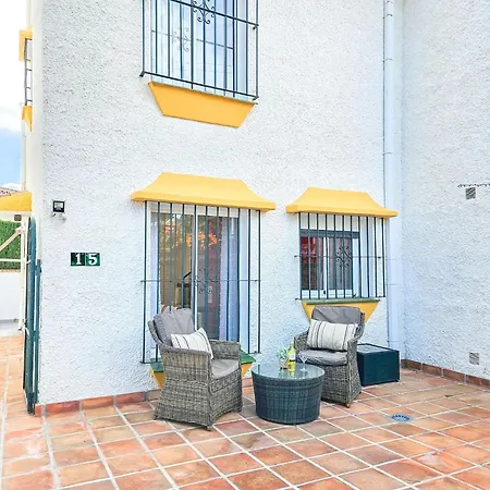 Two Bed House In Calahonda Just 1km To The *