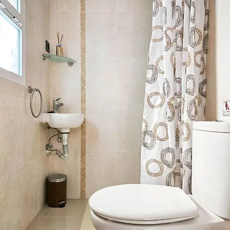 Two Bed House In Calahonda Just 1km To The *